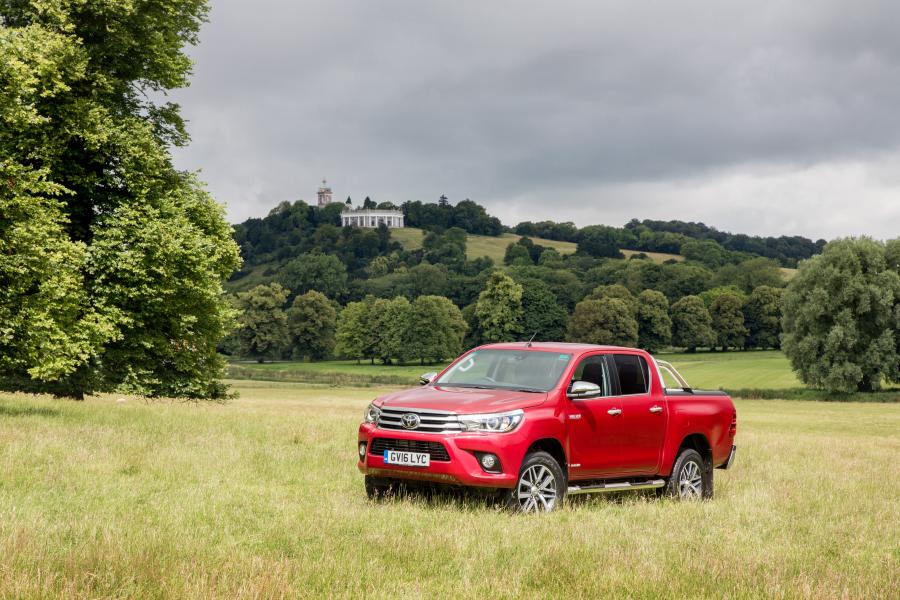  Toyota Hilux Invincible Double Cab 2016 года  (UK) (фото 19 из 30)